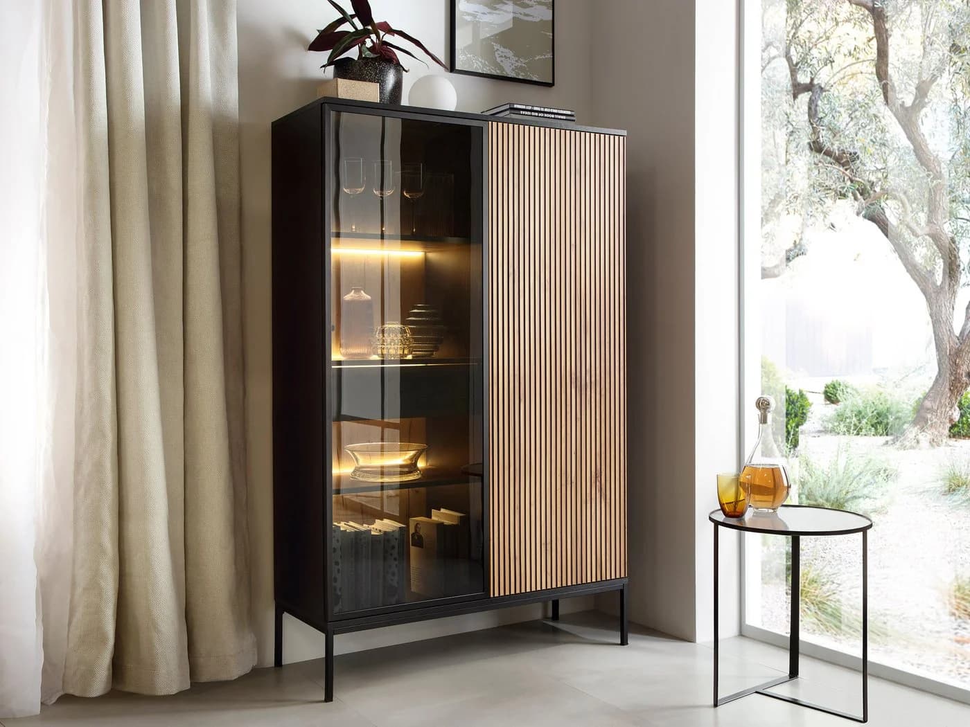 Compleo Vitrine LINO Standvitrine mit Schublade Eiche Wotan/Schwarz