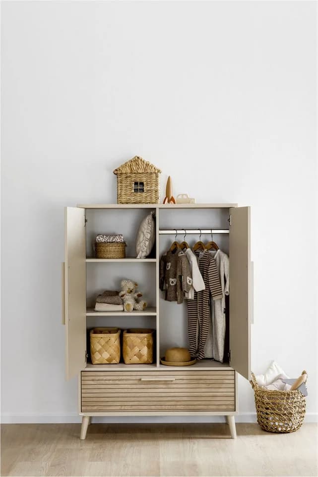 Kinderkleiderschrank aus Holz und Spanplatte - Bild 2