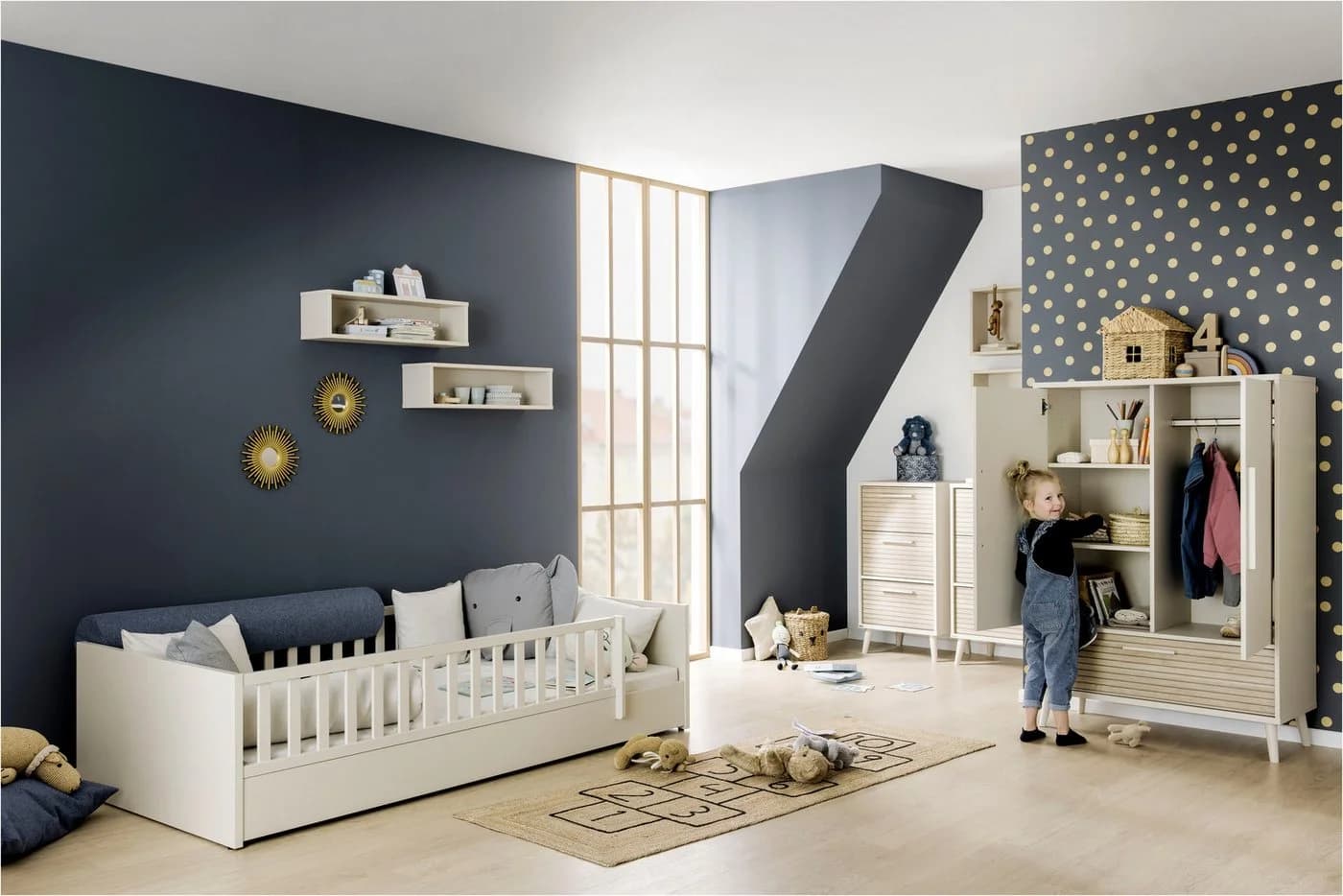 Kinderkleiderschrank aus Holz und Spanplatte - Bild 4