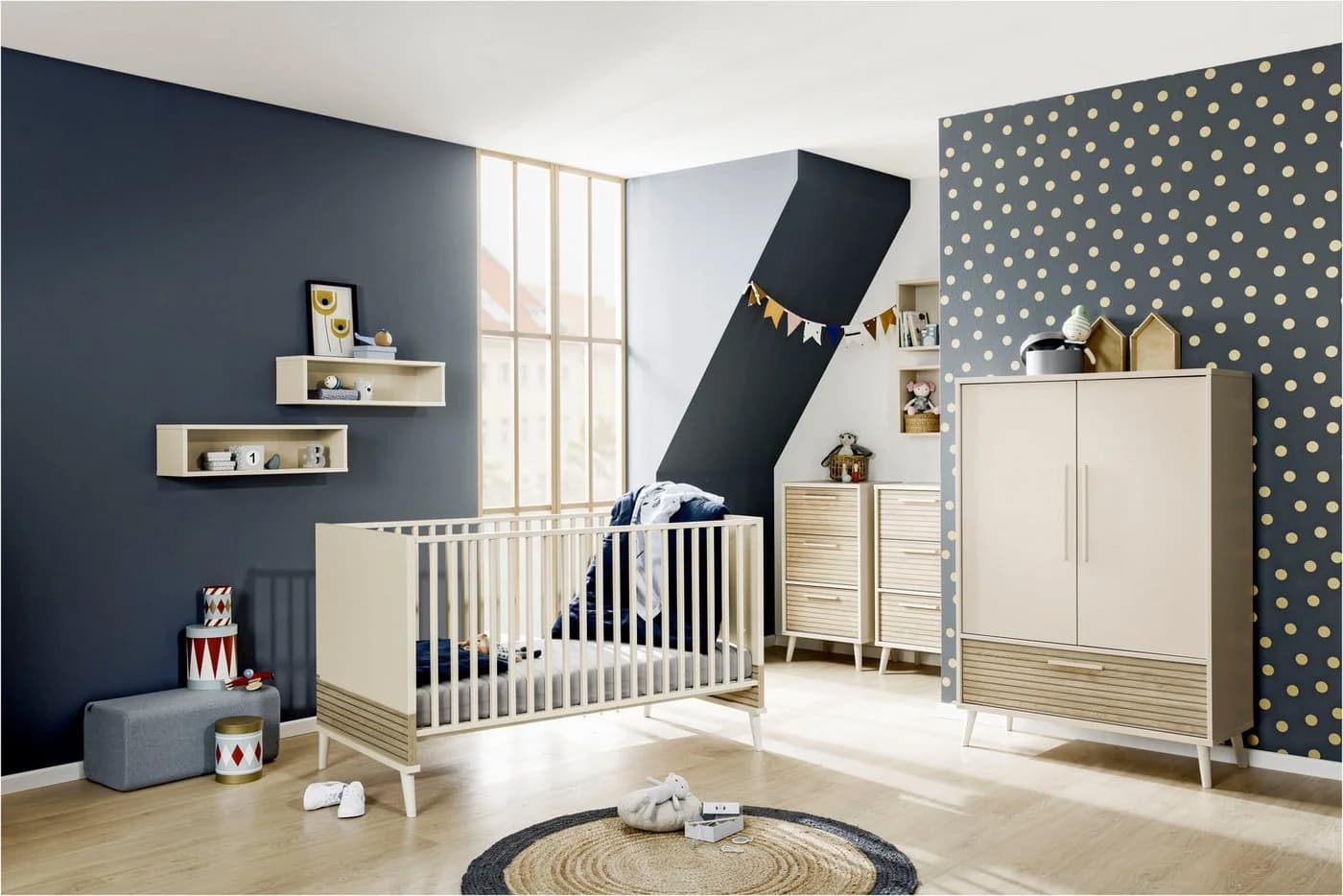 Kinderkleiderschrank aus Holz und Spanplatte - Bild 5