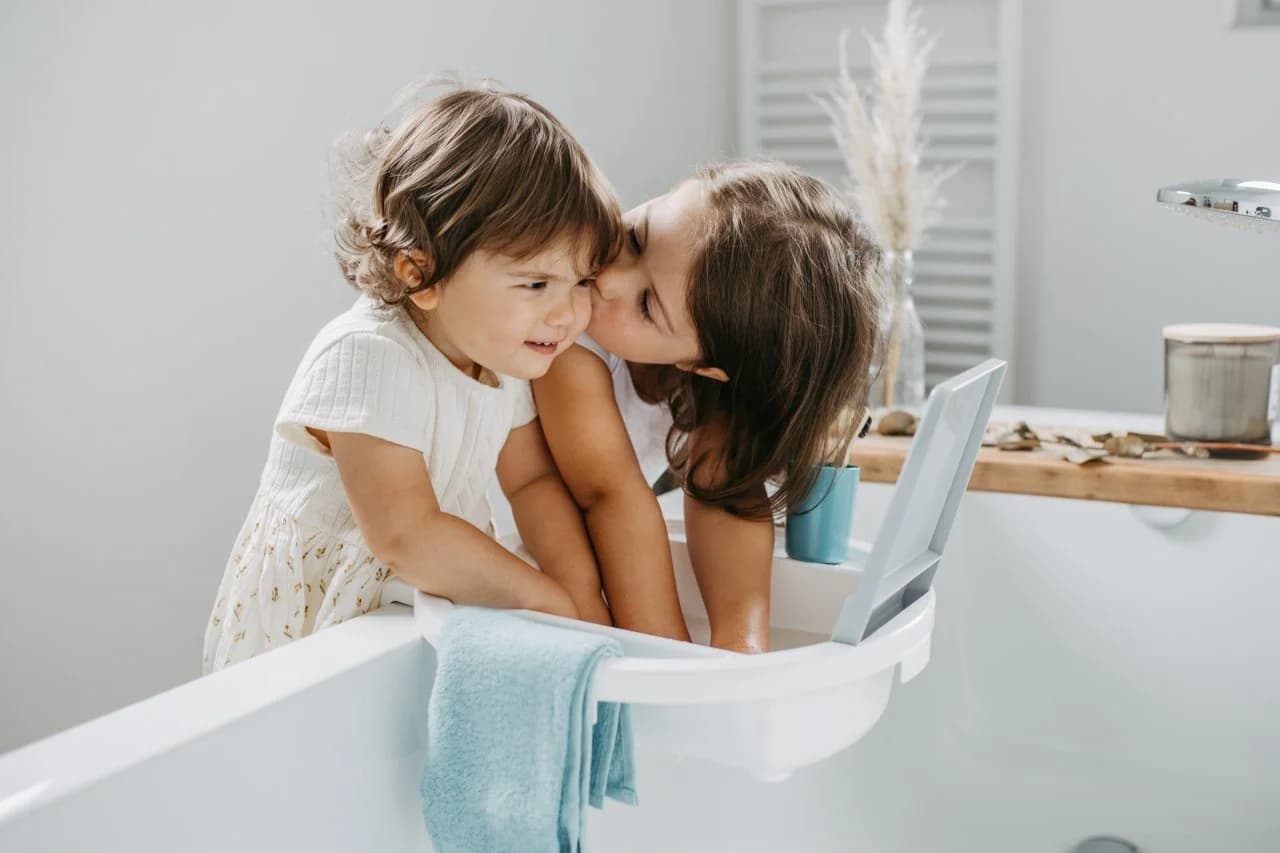 Rotho Babydesign Kinder Waschbecken Grün mit Spiegel und Zahnputzbecher - Bild 4