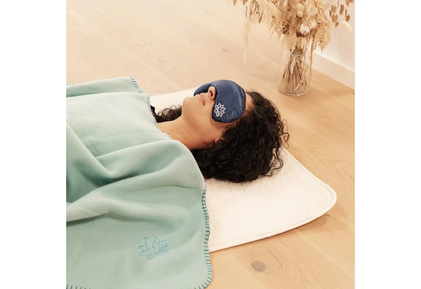 bodhi Wohndecke Yogadecke ASANA BLANKET Dunkel Aubergine mit OM-Stickerei - Bild 5