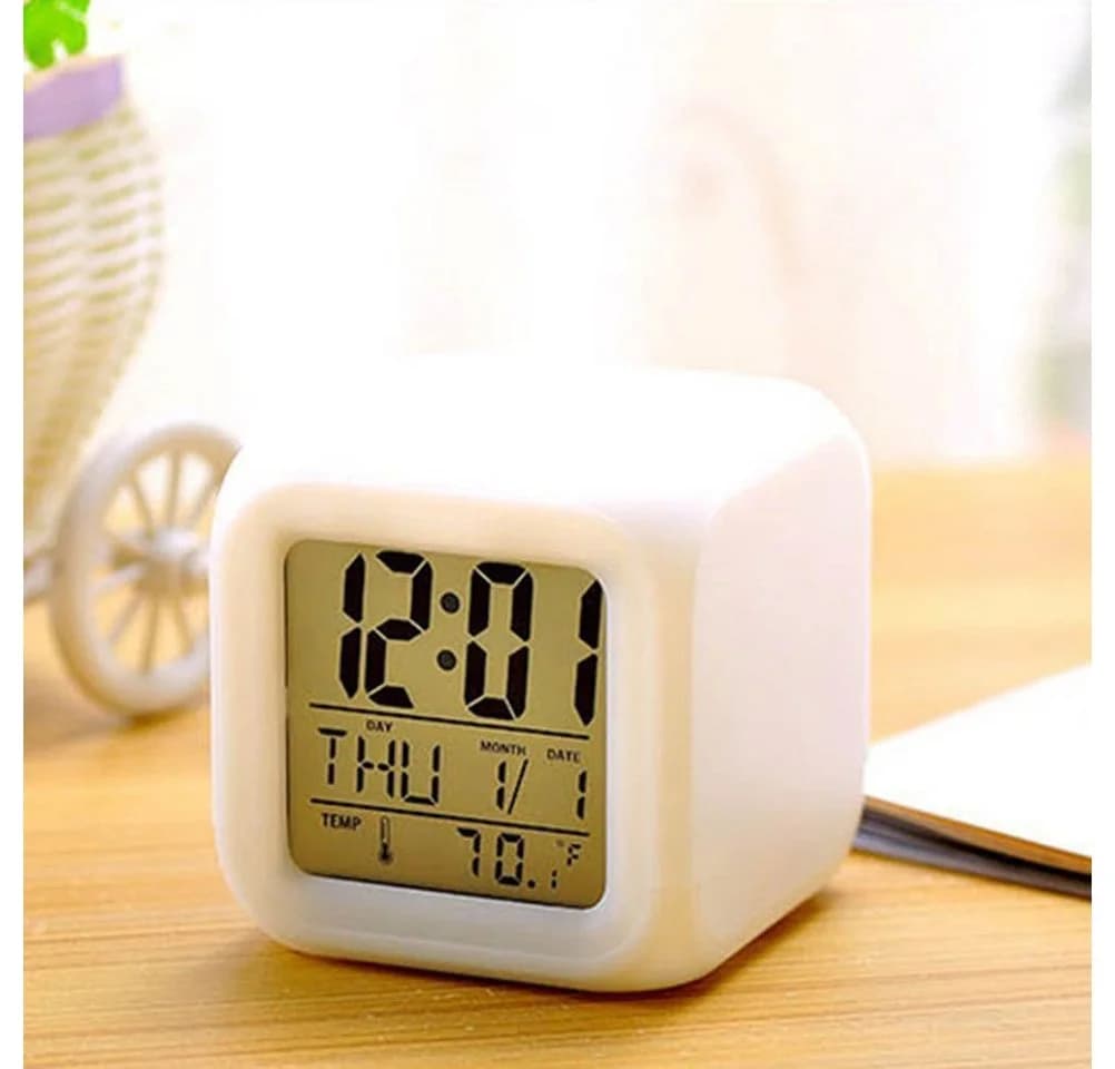 Goods+Gadgets LED Würfelwecker mit Temperatur und Kalender - Bild 3