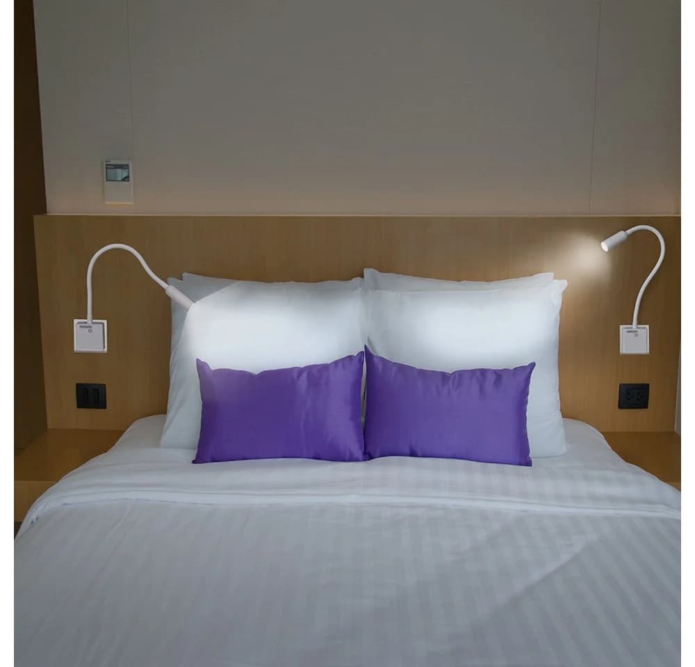 monzana LED Steckerlampe mit Fernbedienung & Schwenkarm