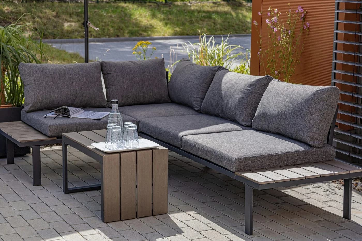 ONDIS24 Gartenlounge-Set Ecksitzgarnitur 3-tlg. inkl. Auflagen, Tisch mit Polywoodplatte, Holzoptik - Bild 3