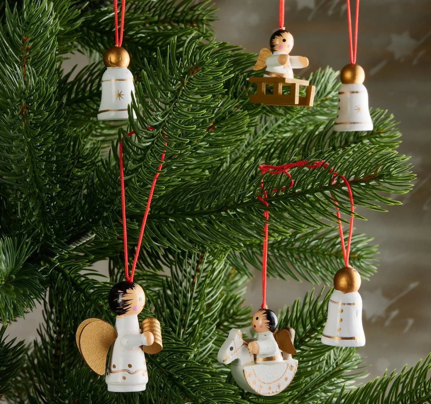 BRUBAKER Christbaumschmuck Christbaumanhänger Set Engel und Glocken 6-tlg. Handbemalt 4,5 cm