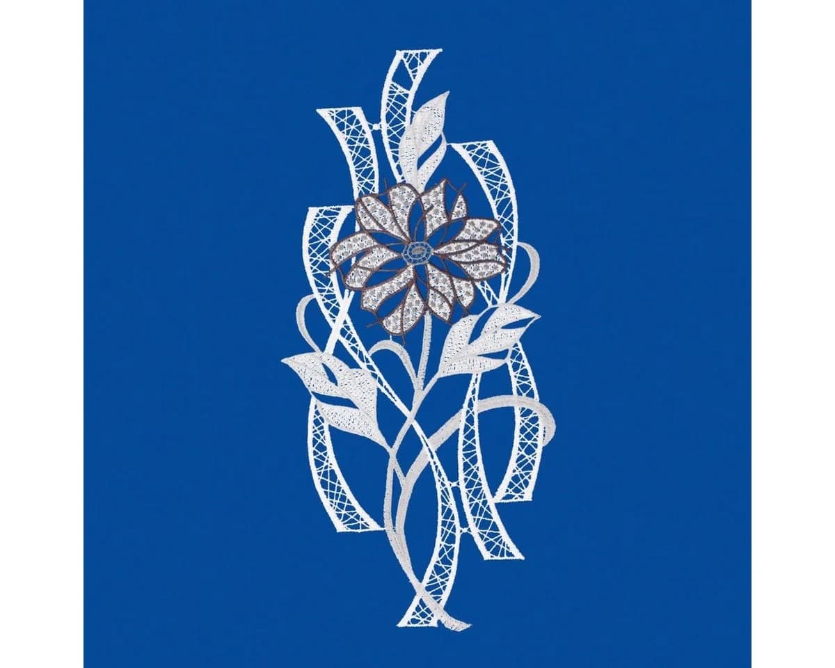 W. Reuter & Sohn - Plauener Spitze® Fensterbild "Moderne Blüte" farbig