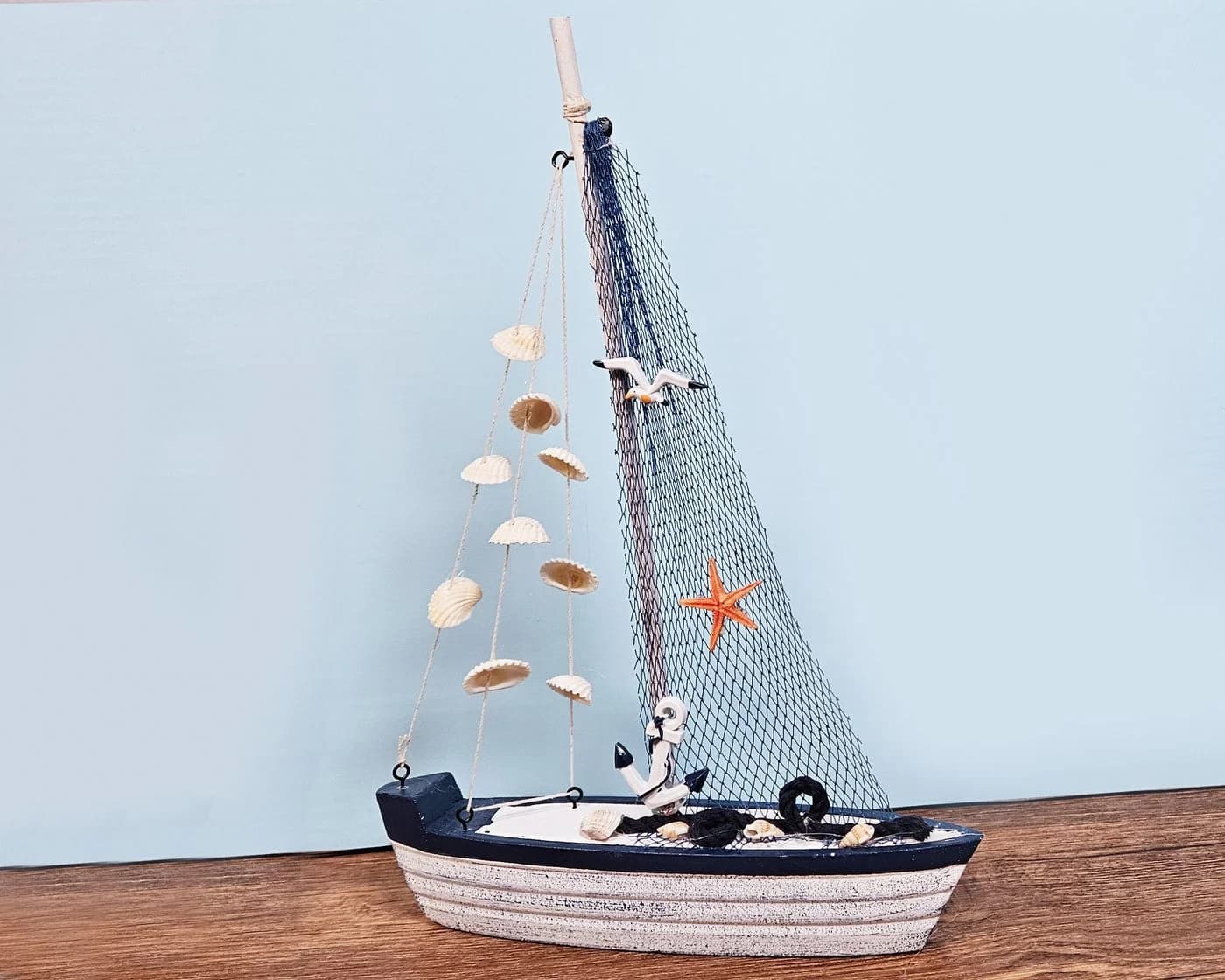 Yudu Dekofigur Segelboot aus Holz mit maritimen Applikationen
