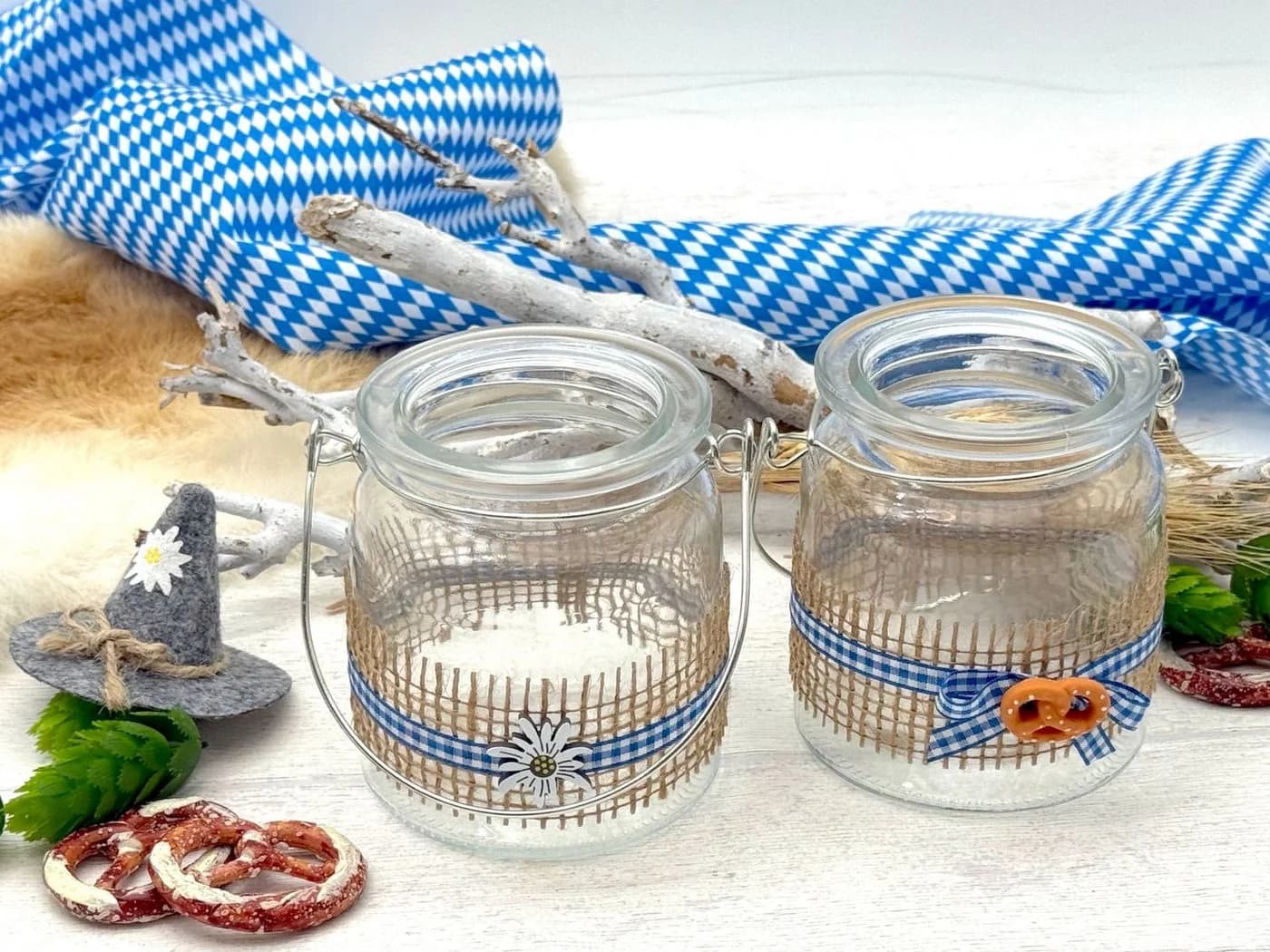 ZauberDeko Windlicht Oktoberfest Blau-Weiß Glas mit Metallhenkel
