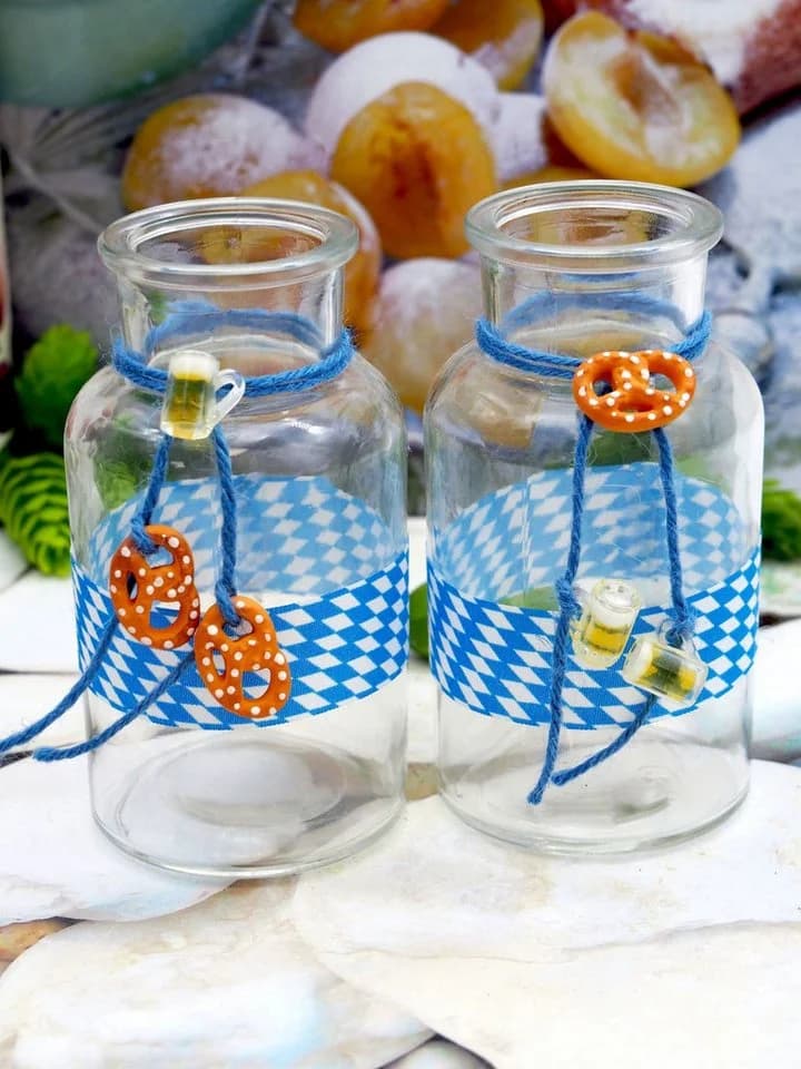 ZauberDeko Tischvase Oktoberfest Blau-Weiß mit Bierkrug & Brezel