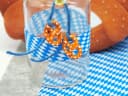 ZauberDeko Tischvase Oktoberfest Blau-Weiß mit Bierkrug & Brezel Bild 3