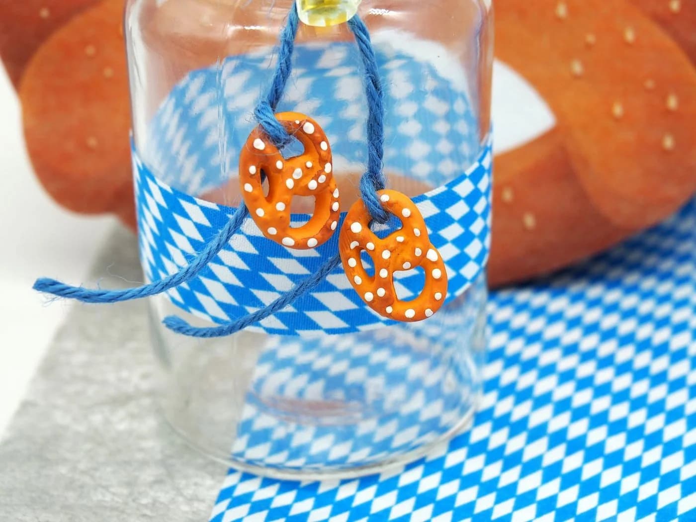 ZauberDeko Tischvase Oktoberfest Blau-Weiß mit Bierkrug & Brezel - Bild 3