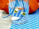 ZauberDeko Tischvase Oktoberfest Blau-Weiß mit Bierkrug & Brezel Bild 4