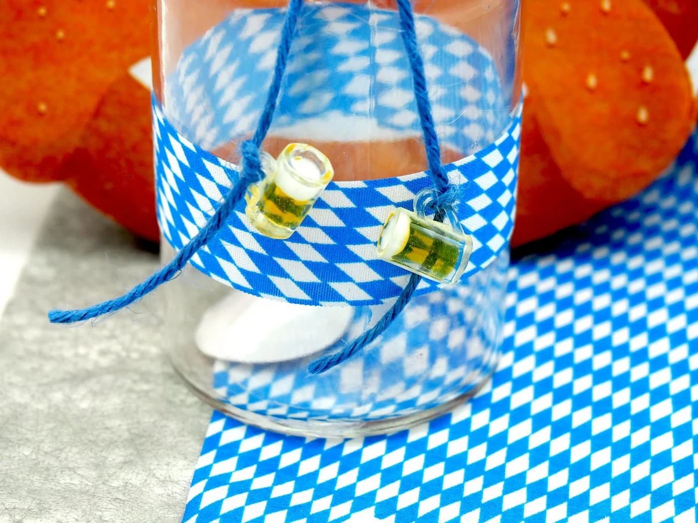 ZauberDeko Tischvase Oktoberfest Blau-Weiß mit Bierkrug & Brezel - Bild 4