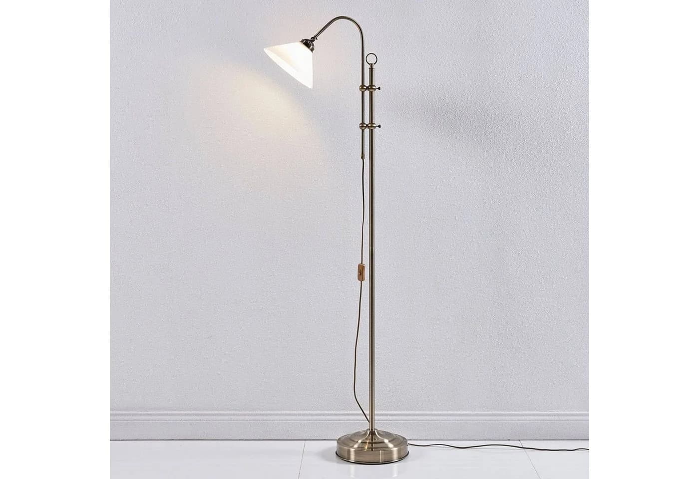 Lindby Stehleuchte Otis Altmessing Glas 170 cm E27 - Bild 4