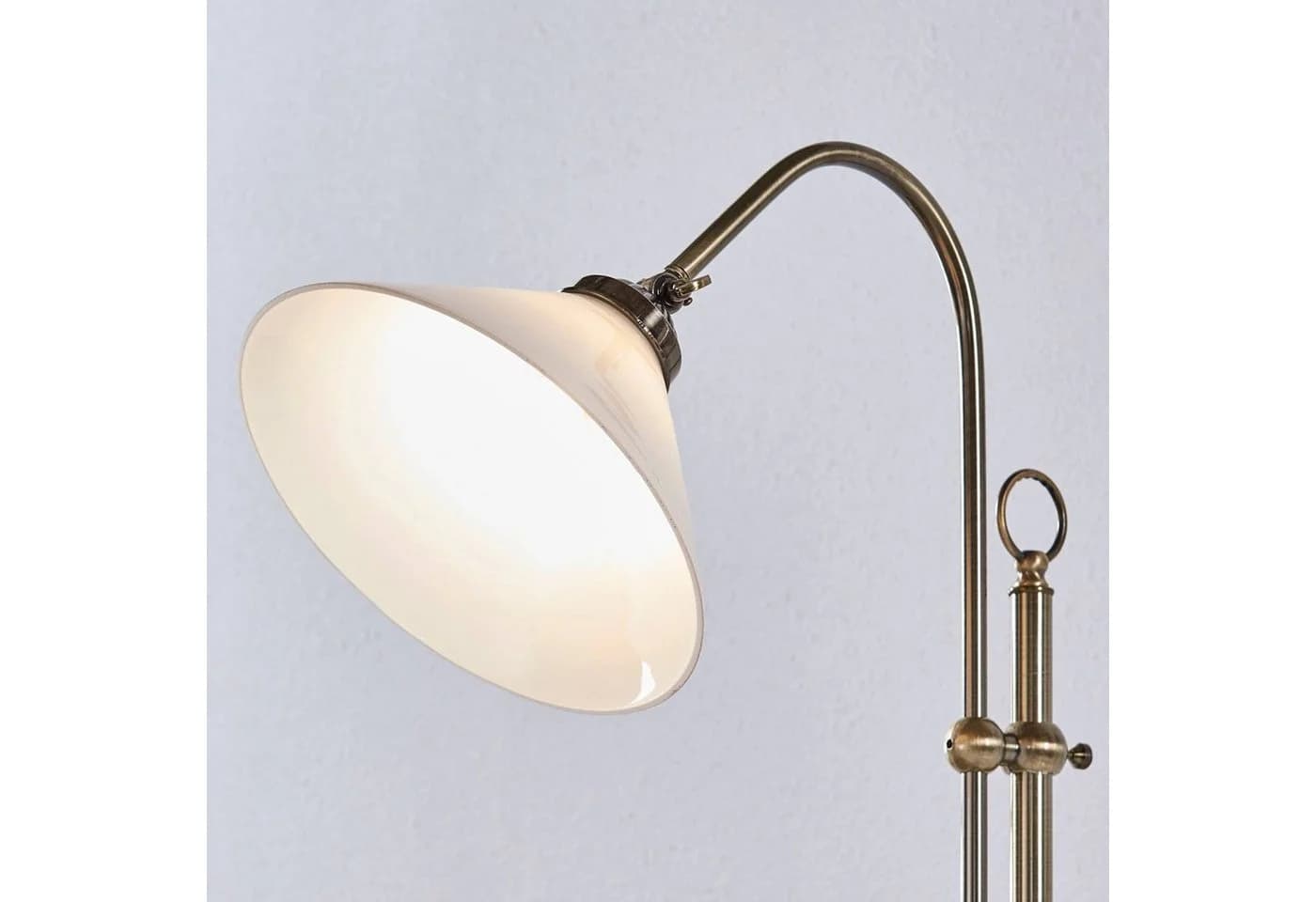 Lindby Stehleuchte Otis Altmessing Glas 170 cm E27 - Bild 5
