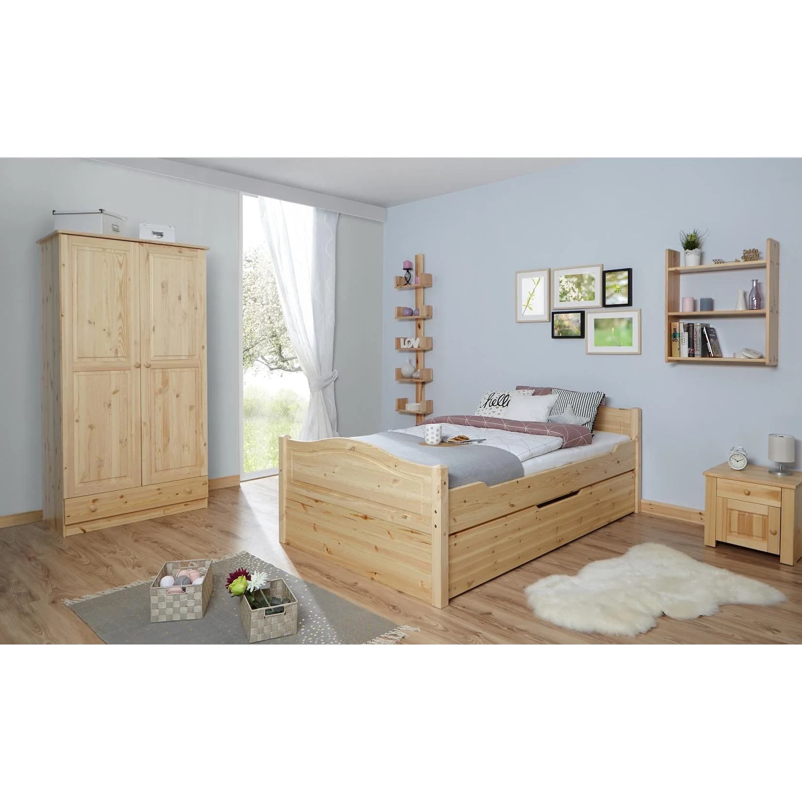 Klassisches Doppelbett aus Kiefernholz