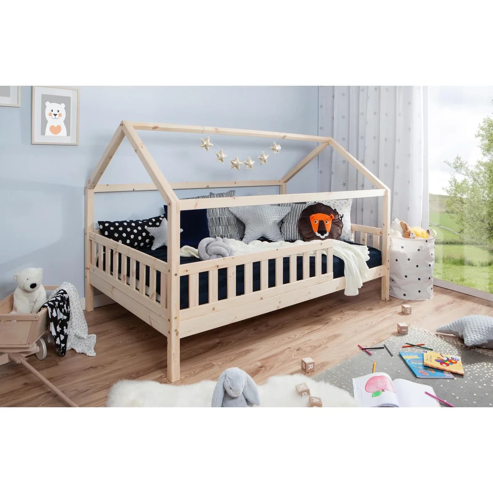 Ticaa Hausbett Kay mit Rausfallschutz aus Kiefer inkl. Dach und Rollrost