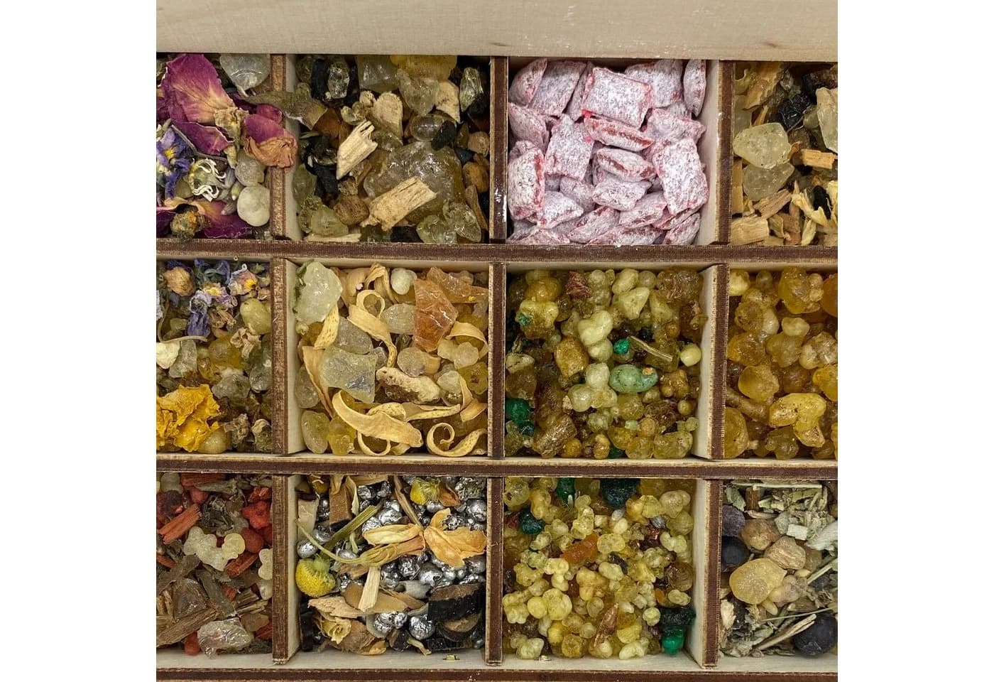 Heilkräuter Manufaktur Räucherbox Geschenkbox mit 12 Sorten Räuchermischungen - Bild 3