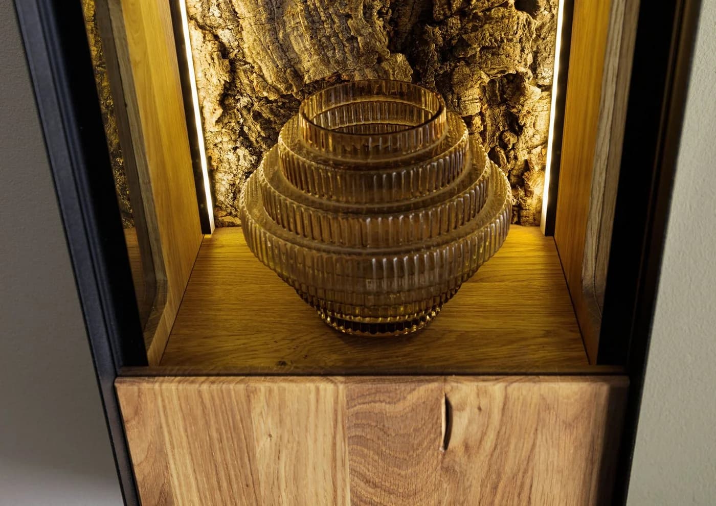 Massivmoebel24 Hängevitrine STARNBERG Wildeiche Rauchglas LED - Bild 4
