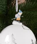 BRUBAKER Weihnachtsbaumkugel Glas 10cm Glitzer Skipiste Porzellan Figur Bild 1