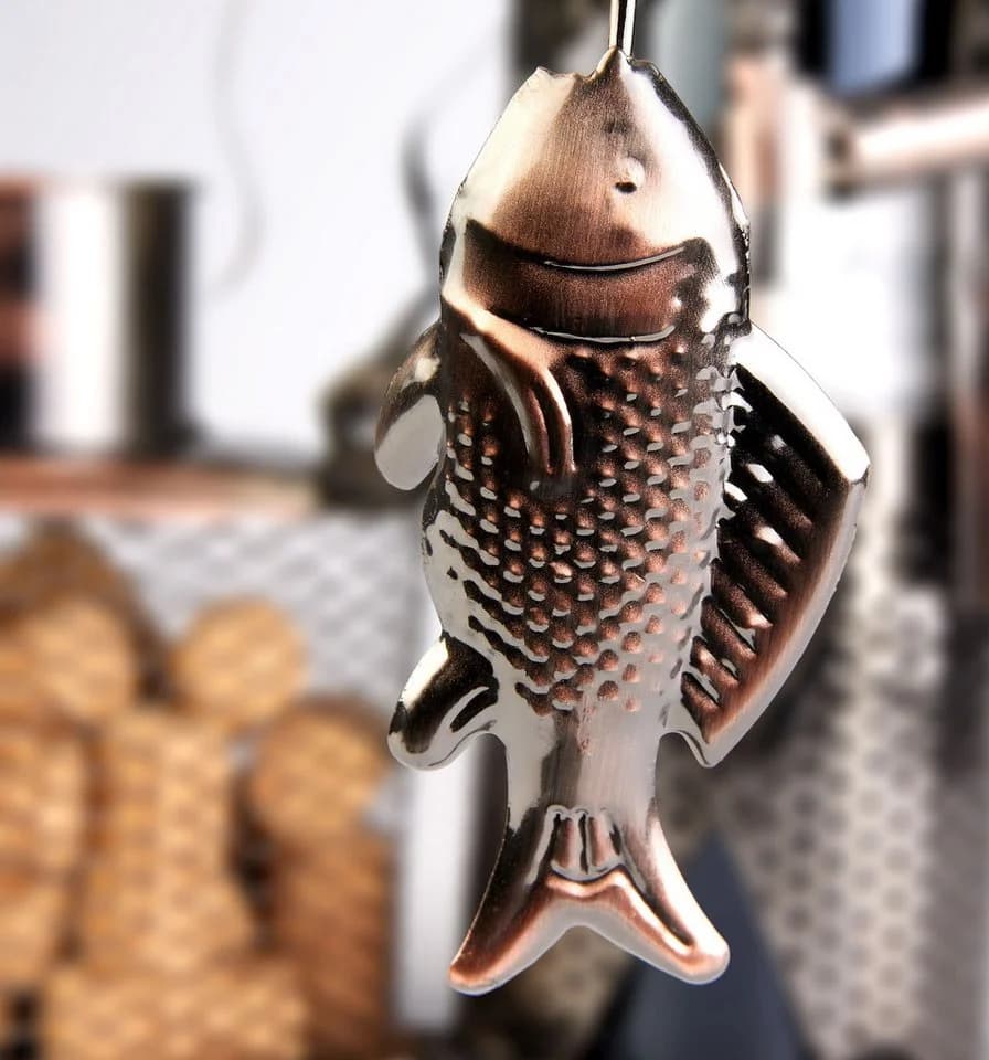 BRUBAKER Weinflaschenhalter Angler Kupfer Metallfigur - Bild 5