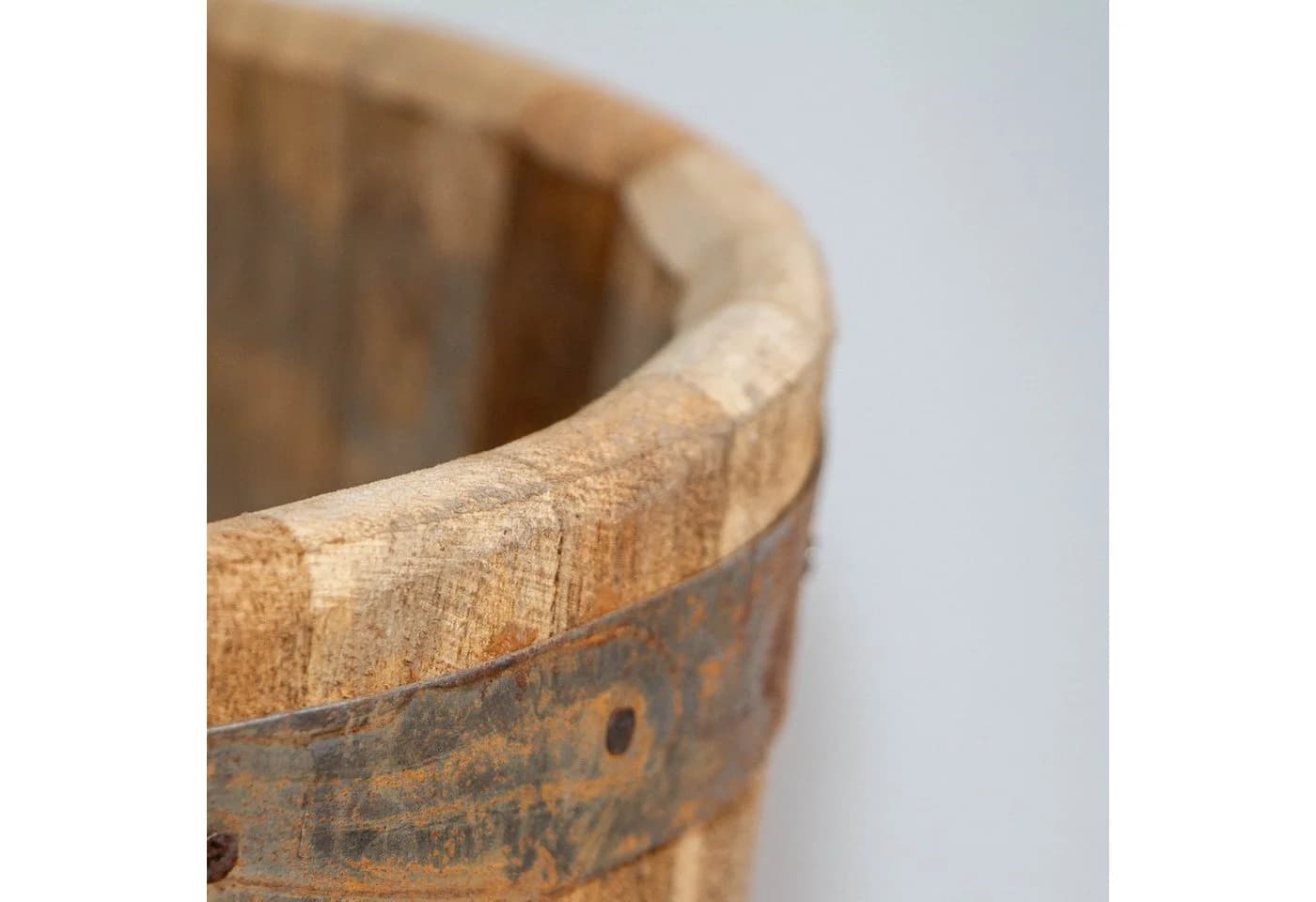 Antikas Holzschüssel mit Eisenapplikationen Shabby-Chick Vintage