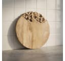 Antikas Servierbrett Holz rund natur mit Blumenornament Bild 1