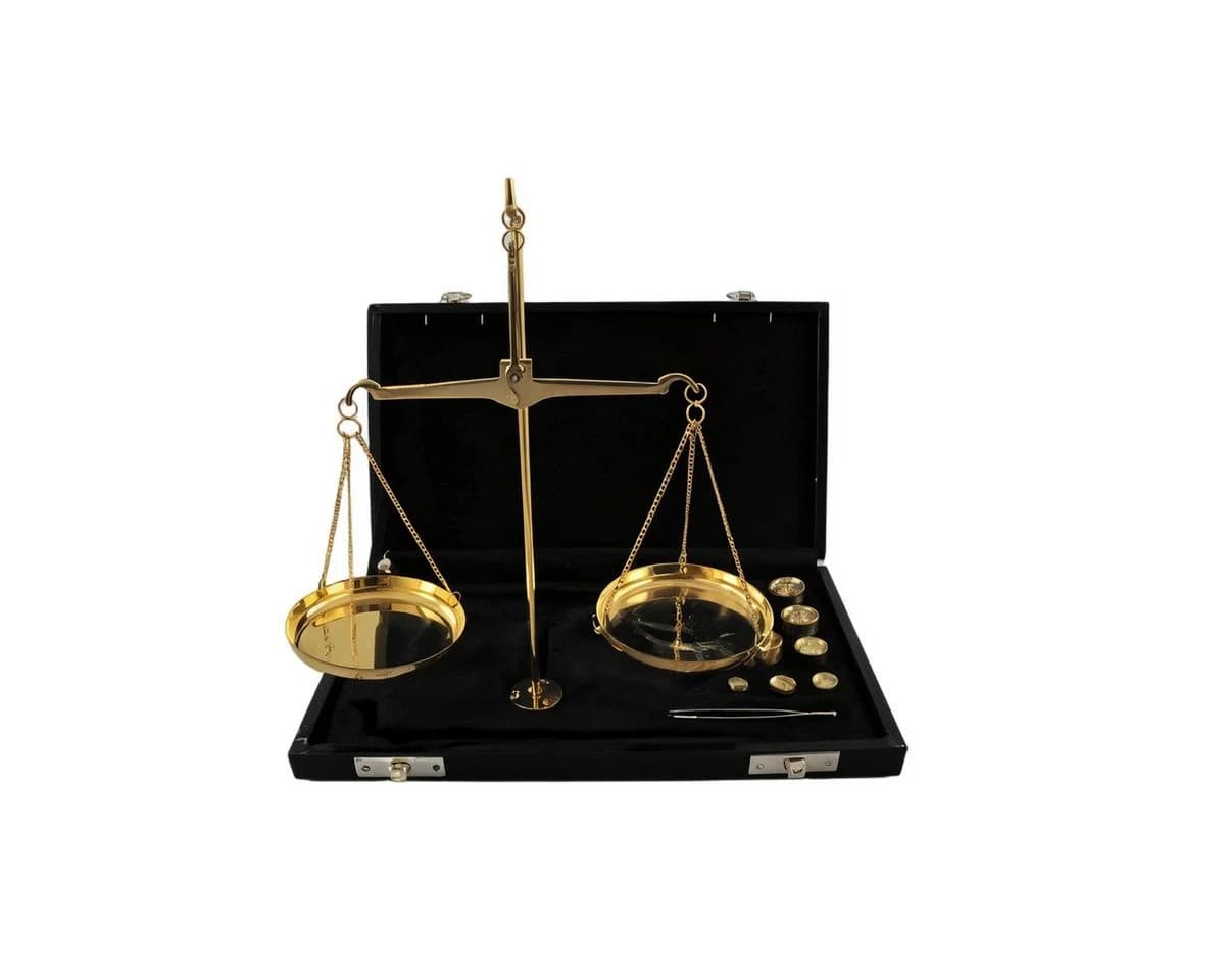 Antikas Goldwaage aus Messing mit Gewichten im Koffer