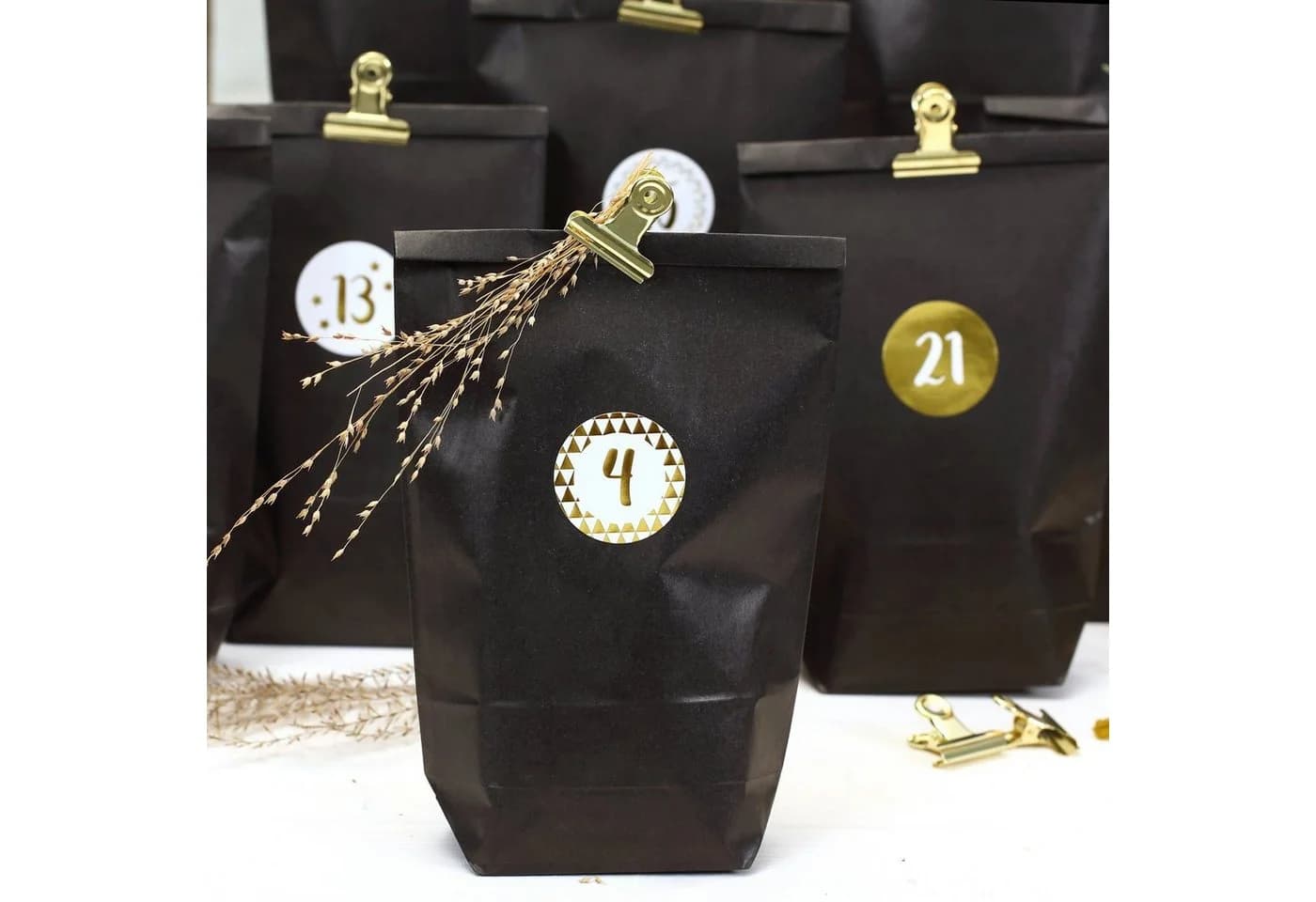 PAPIERDRACHEN Befüllbarer Adventskalender Extravaganter Adventskalender zum Befüllen - Elegance, mit 24 goldenen Metallklammern und 24 Zahlenaufkleber - Bild 4