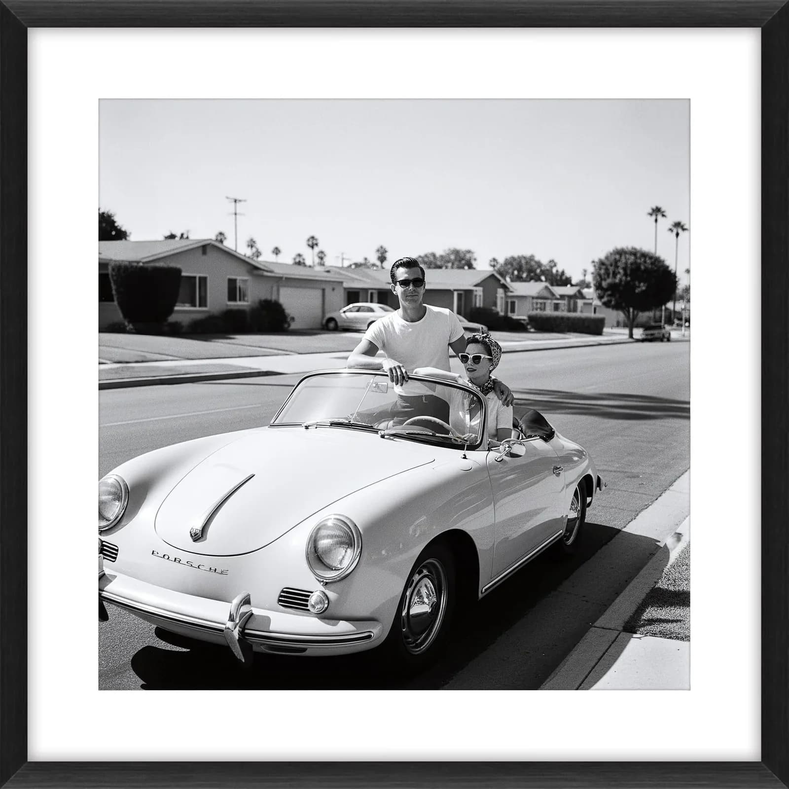 SONSTIGE Bild LOVERS IN WHITE CAR Schwarz/Weiß Modern Gerahmt