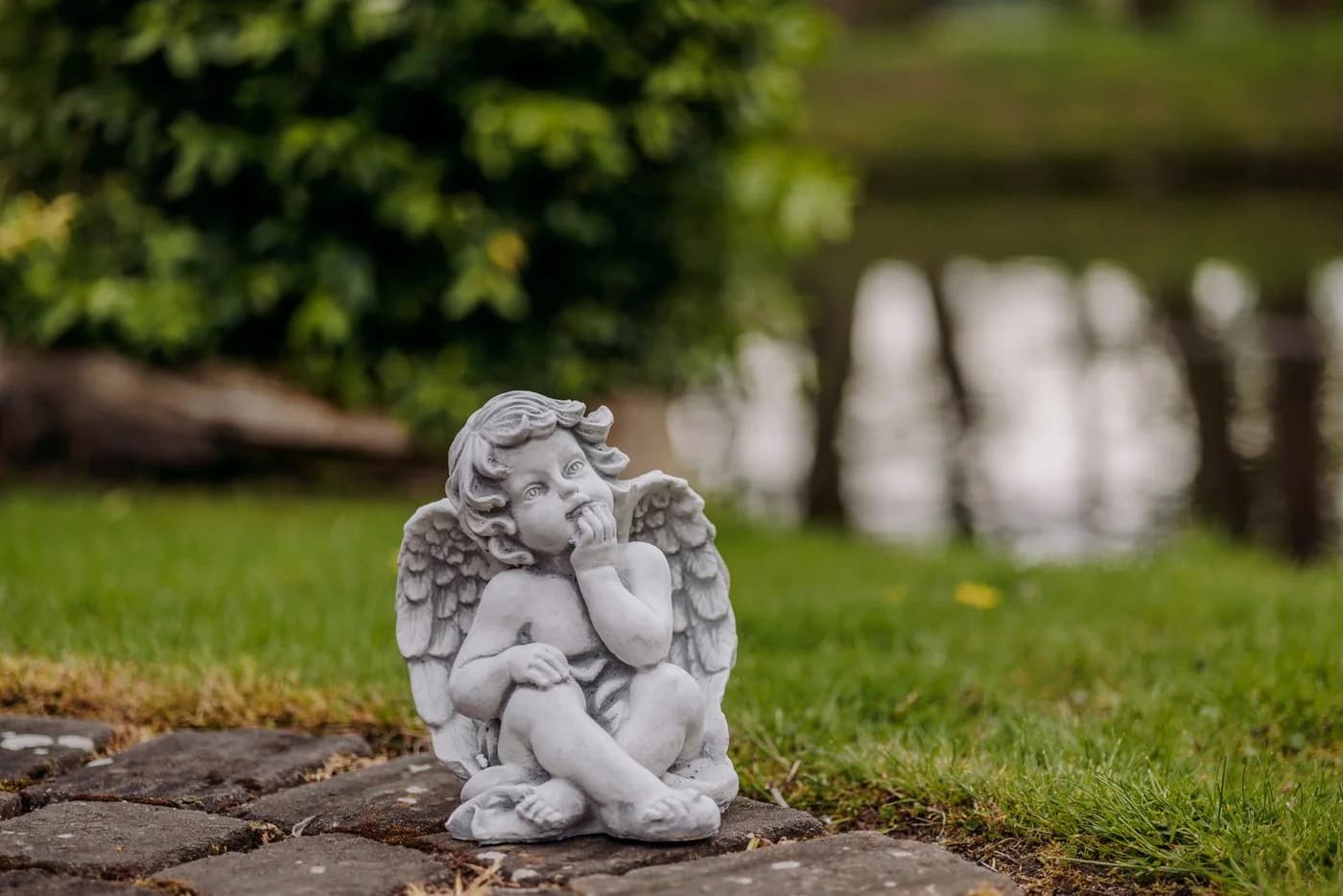 Gartenfigur Sitzender Engel Grabengel Steinfigur Grau 25 cm Frostsicher - Bild 5
