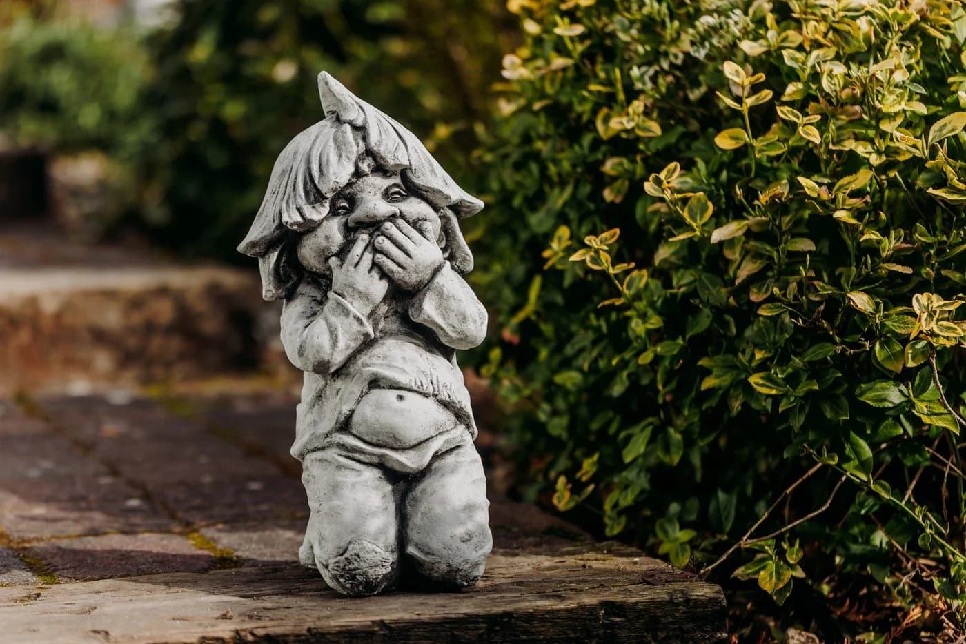 gartendekoparadies.de Gartenfigur Gnom als Stiller Beobachter, Steinfigur, 38 cm, 9 kg, Frostsicher - Bild 3