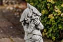 gartendekoparadies.de Gartenfigur Gnom als Stiller Beobachter, Steinfigur, 38 cm, 9 kg, Frostsicher Bild 4