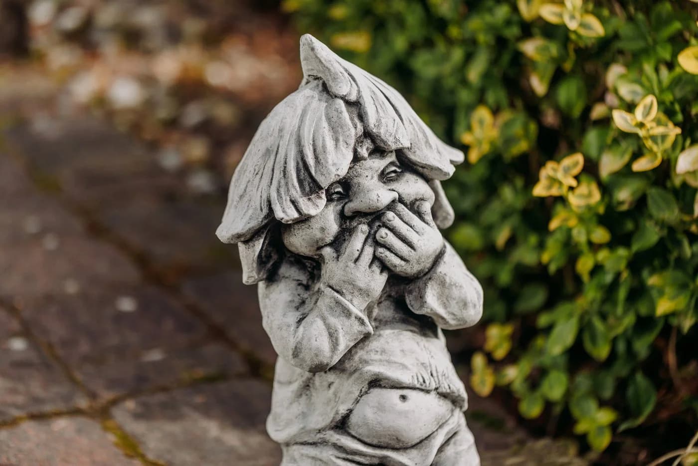 gartendekoparadies.de Gartenfigur Gnom als Stiller Beobachter, Steinfigur, 38 cm, 9 kg, Frostsicher - Bild 4