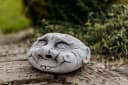 Gartenfigur Lustiges Gesicht Steinkopf Grau Frostsicher Bild 4