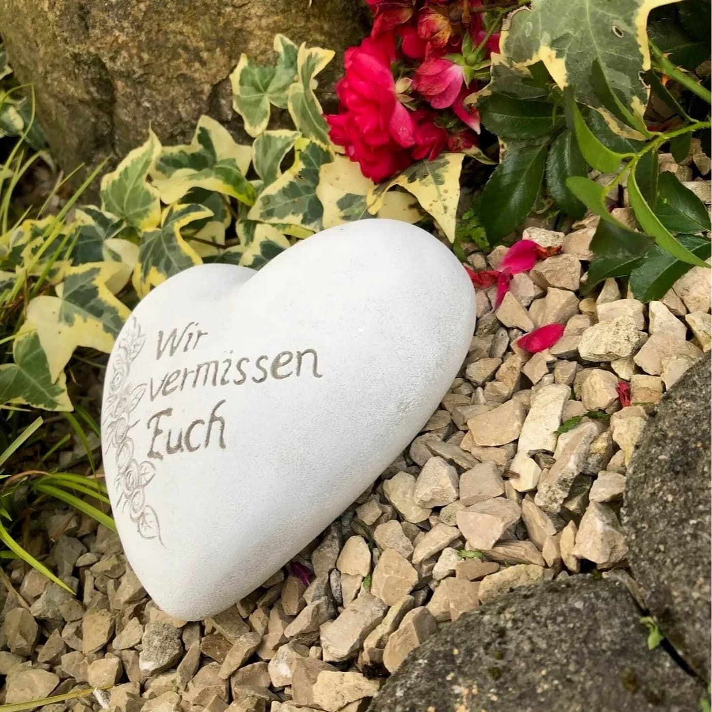 Radami Grabherz Steinguss Grau Antik "Wir vermissen Euch" mit Patina