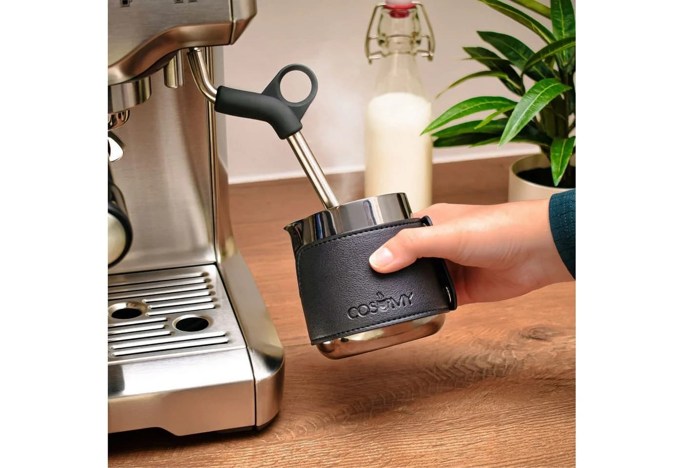 Cosumy Milchkännchen Barista Edelstahl 350ml mit Lederhülle - Bild 4