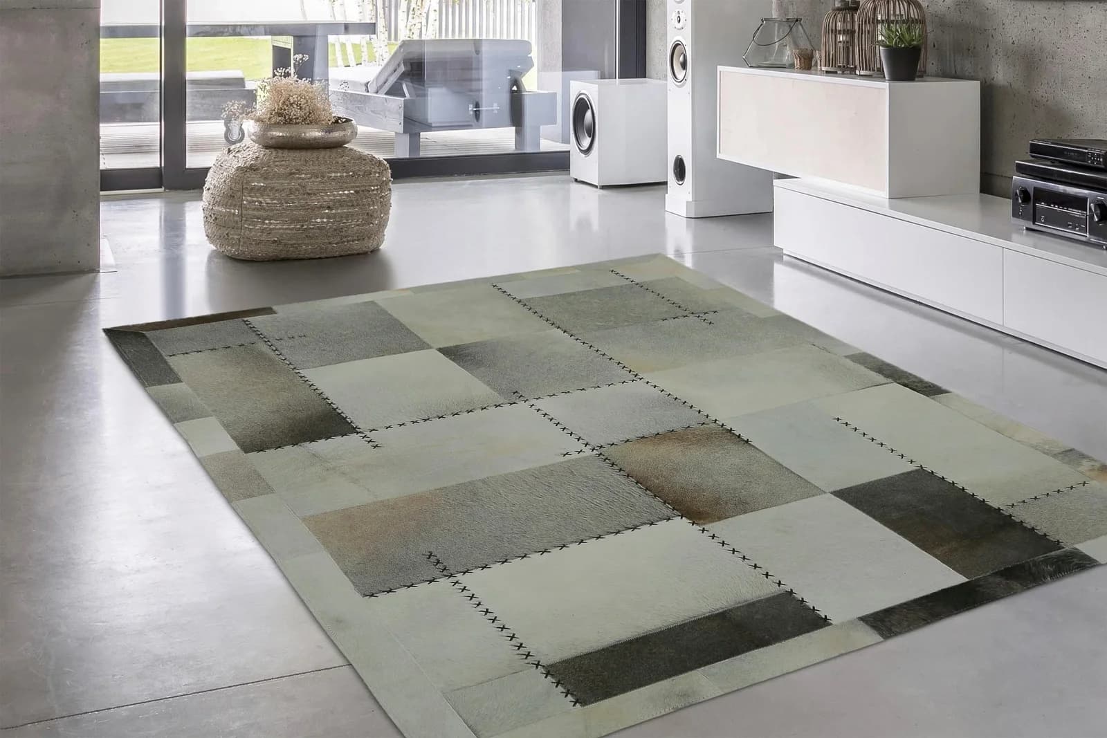 Moderner Patchwork-Teppich aus Leder und Rinderfell