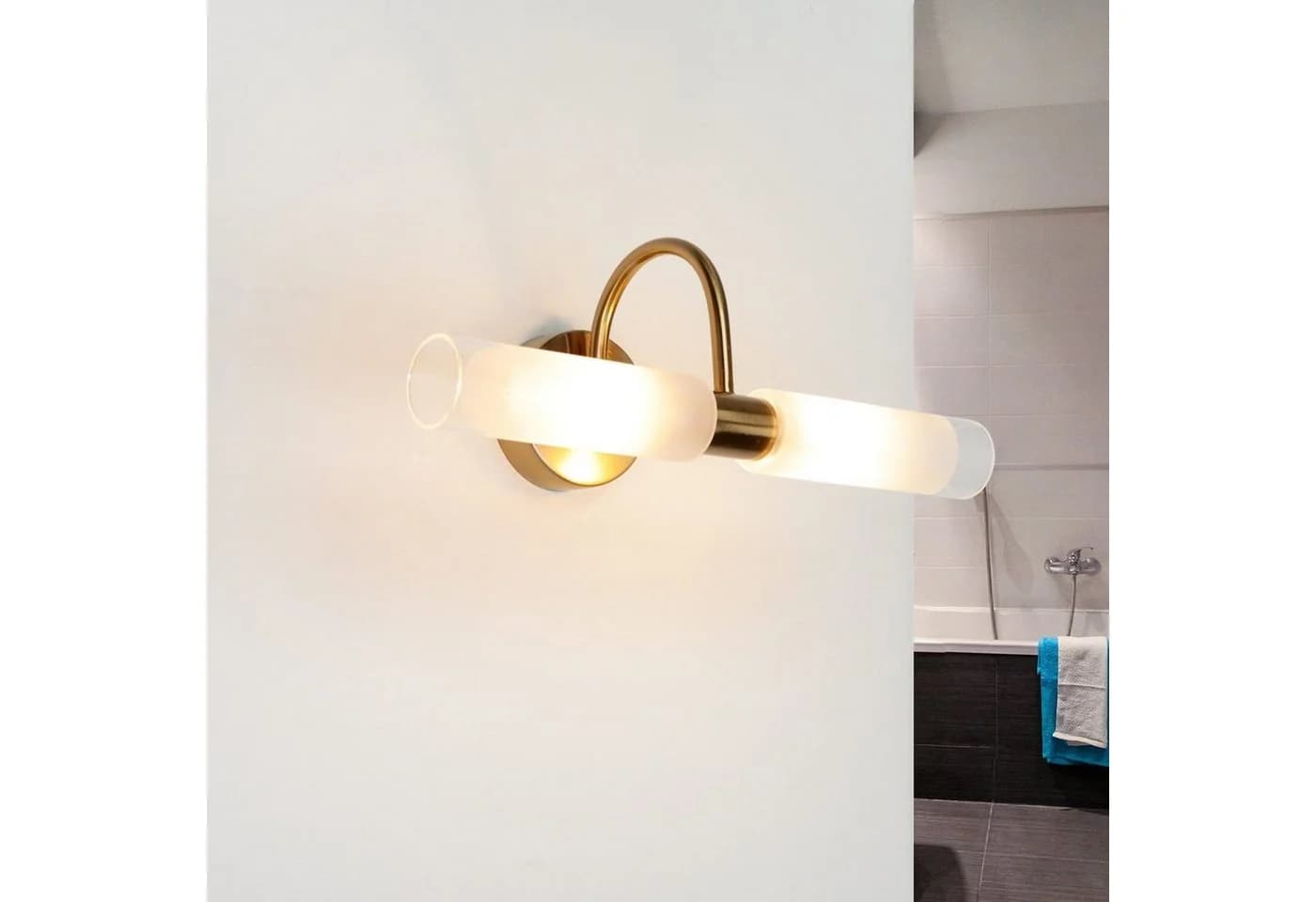Licht-Erlebnisse Wandleuchte CONNERS Messing Satiniertes Glas