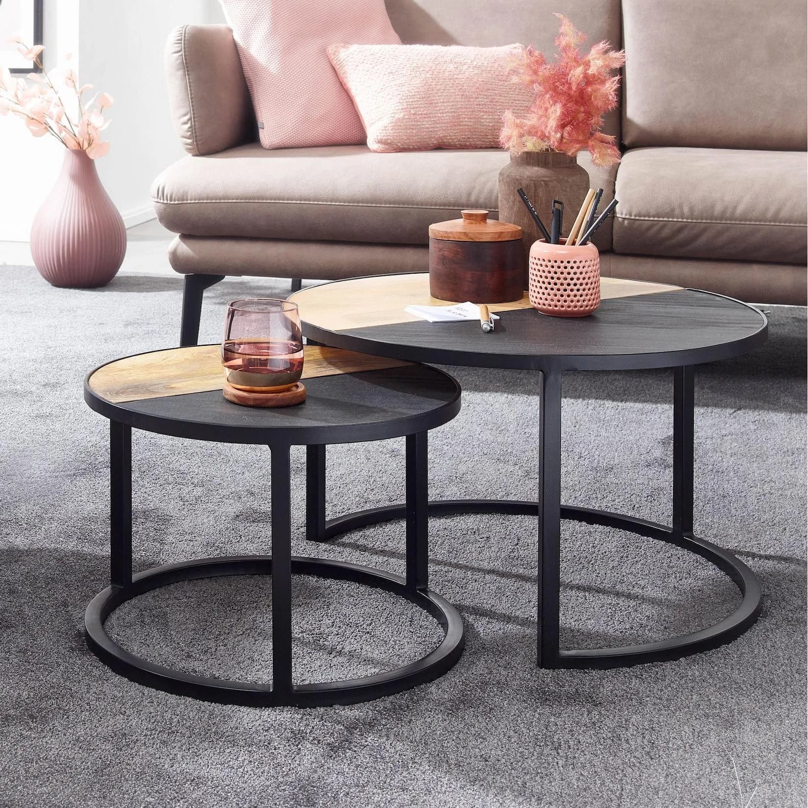 Moderner Couchtisch aus Massivholz und Metall