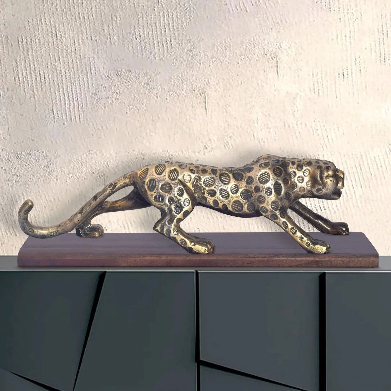 Moderne Dekofigur aus Aluminium und Holz in Gold