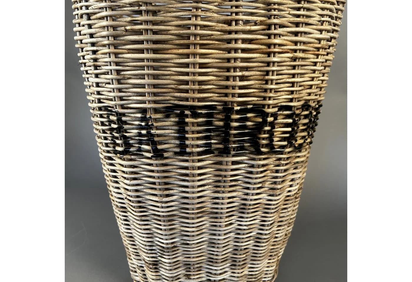 Home4Living Toilettenpapierhalter aus Rattan mit Schriftzug
