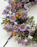 Kunstkranz Lavendelkranz künstlich AJILA Gypsophila Gänseblümchen Lila Bild 3