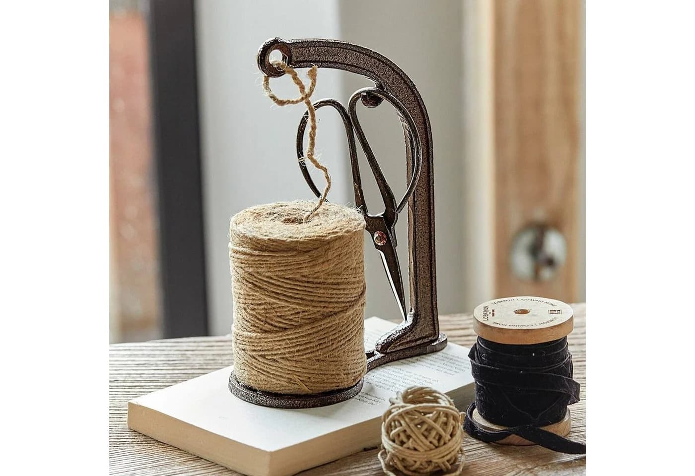 Mirabeau Gartenfigur Schnurhalter mit Schere, Braun, Jute & Antik-Finish