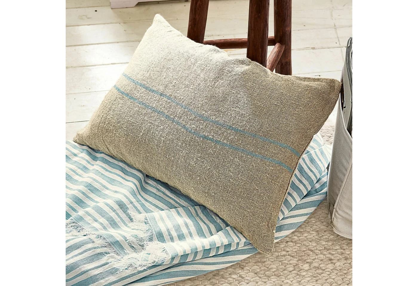 Mirabeau Kissenhülle Arrentès Beige/Blau Leinen mit Perlmutt-Knöpfen