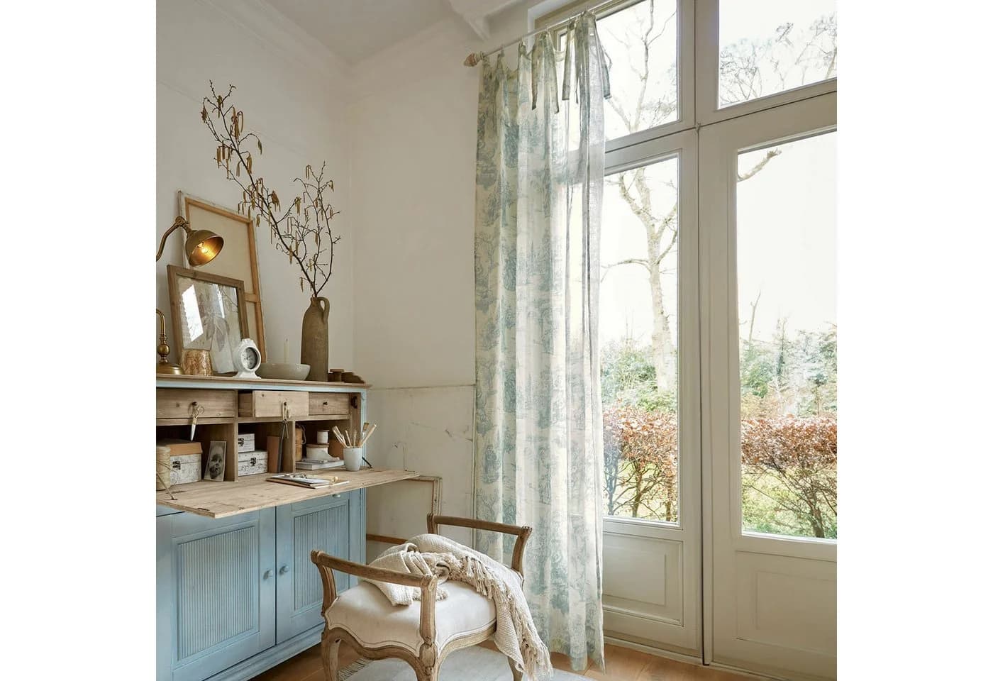 Mirabeau Gardine Dedwen Toile-de-Jouy Hellblau/Creme Bindebänder