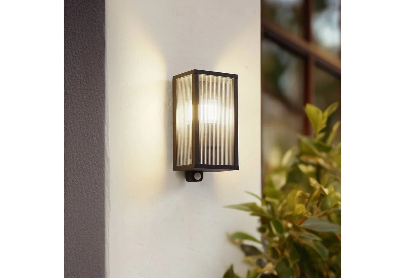 Lindby Außenwandlampe Peldar, Sensor, geriffelt, IP44, E27 - Bild 3