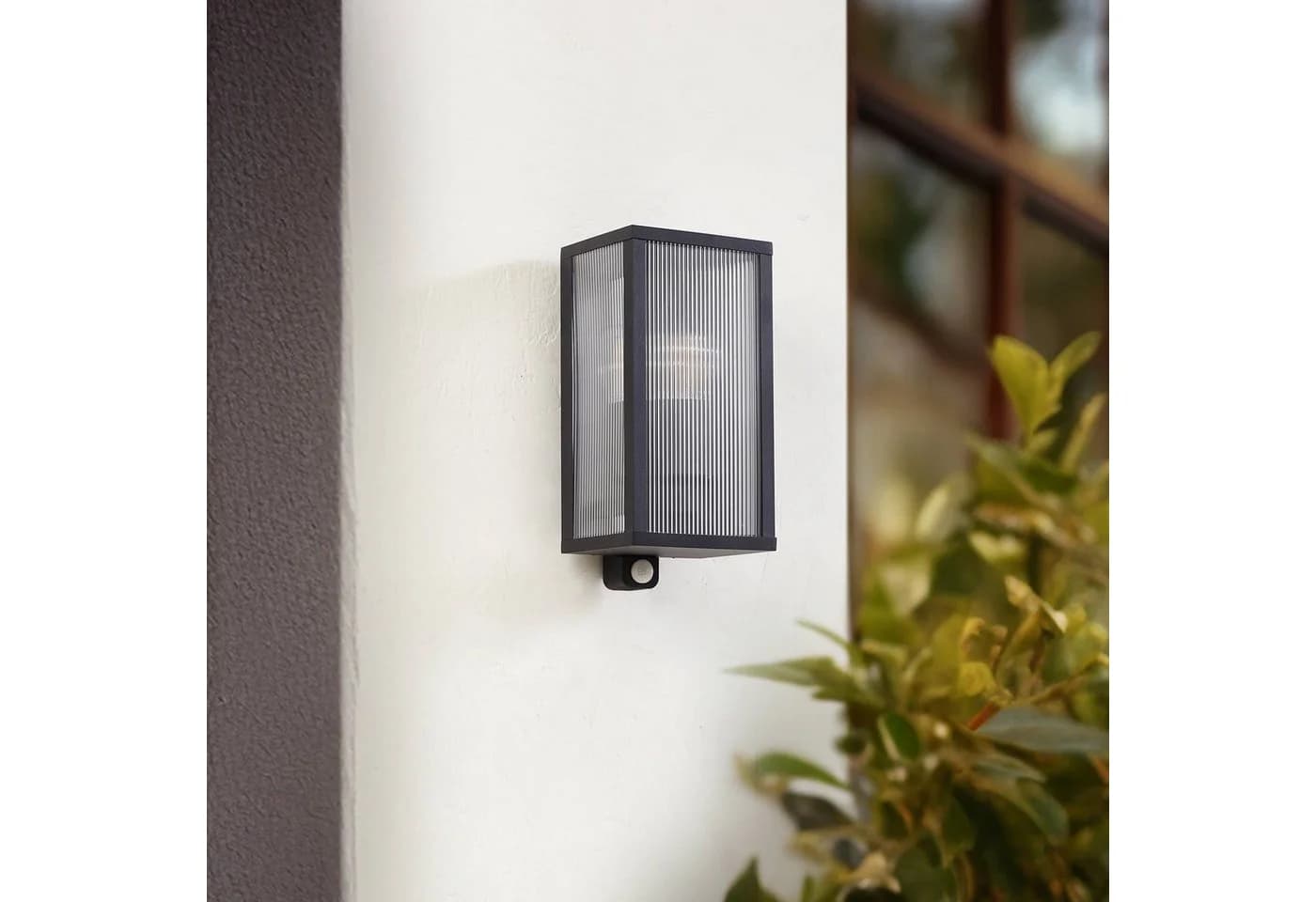Lindby Außenwandlampe Peldar, Sensor, geriffelt, IP44, E27 - Bild 4