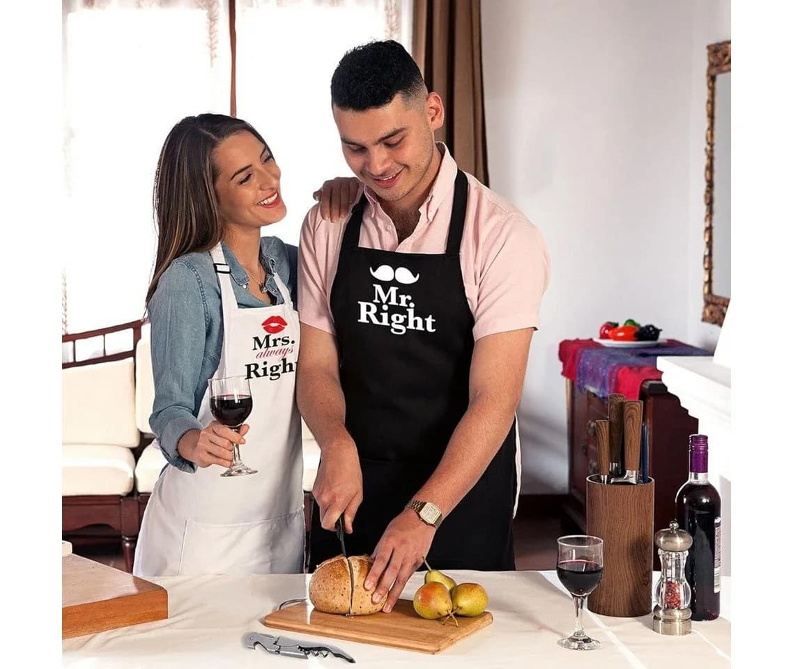 nomsum Kochschürzen 2er Set mit Weingläsern und Weinöffner Mr. & Mrs. - Bild 4